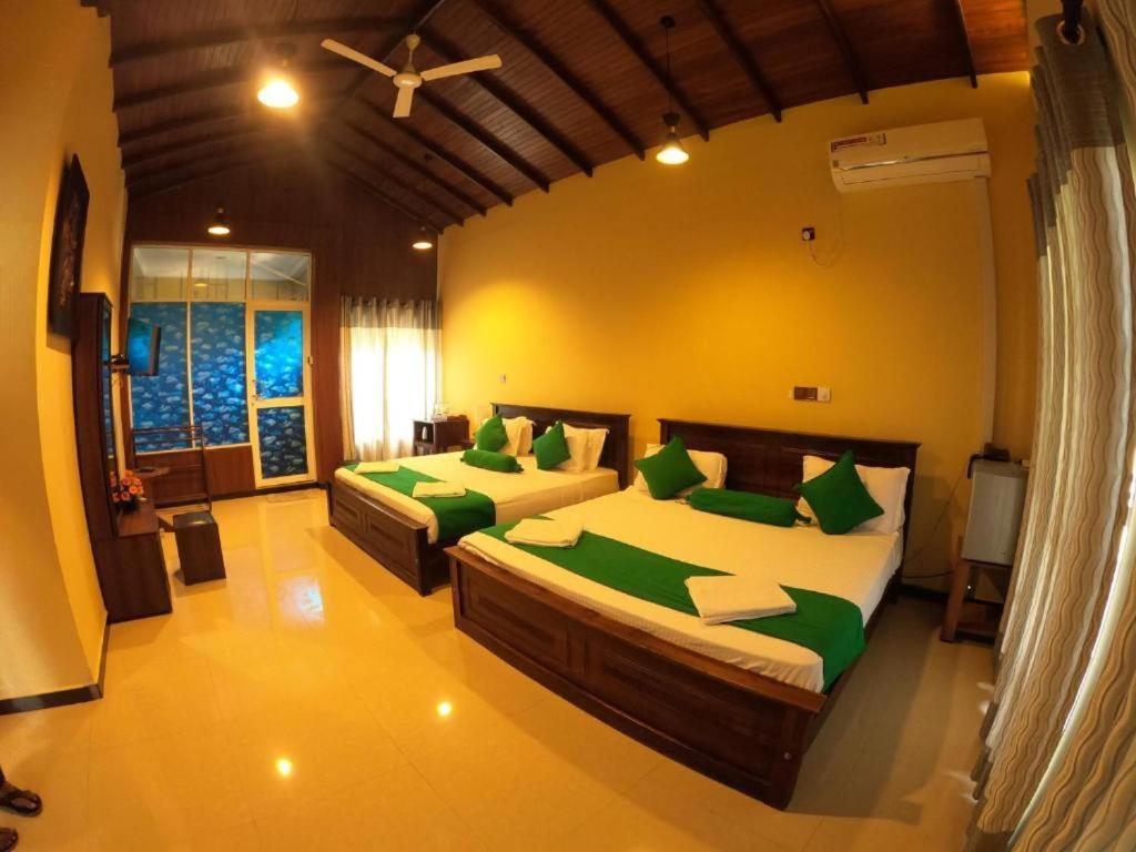Oyo Kings Hotel Katunayaka Bagian luar foto
