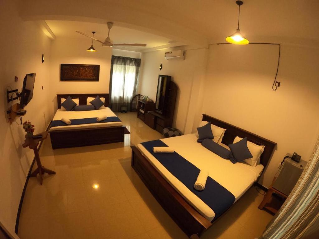 Oyo Kings Hotel Katunayaka Bagian luar foto