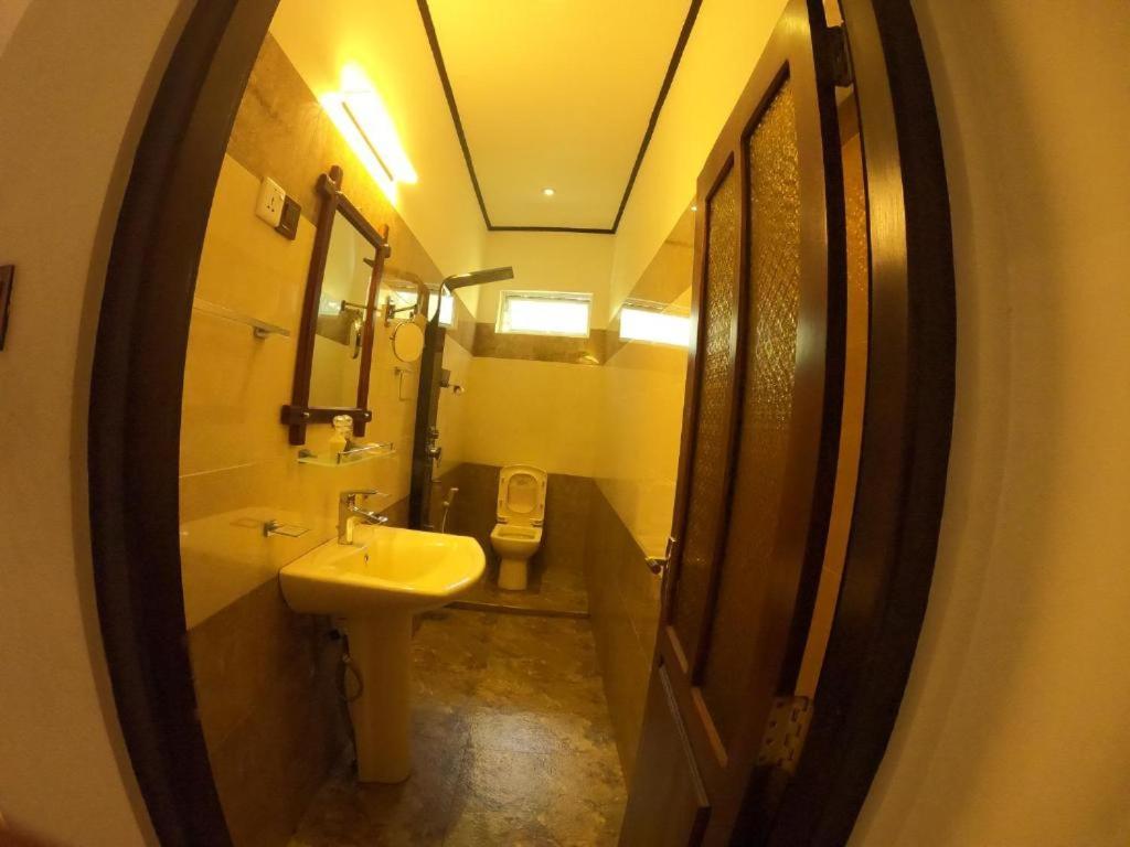 Oyo Kings Hotel Katunayaka Bagian luar foto