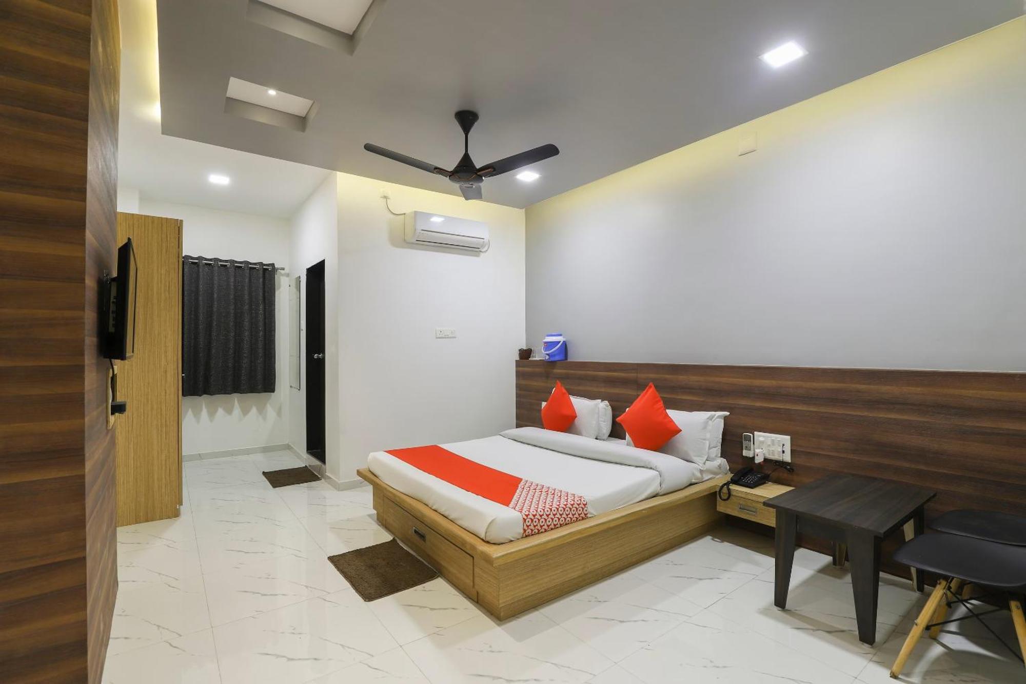 Oyo Kings Hotel Katunayaka Bagian luar foto