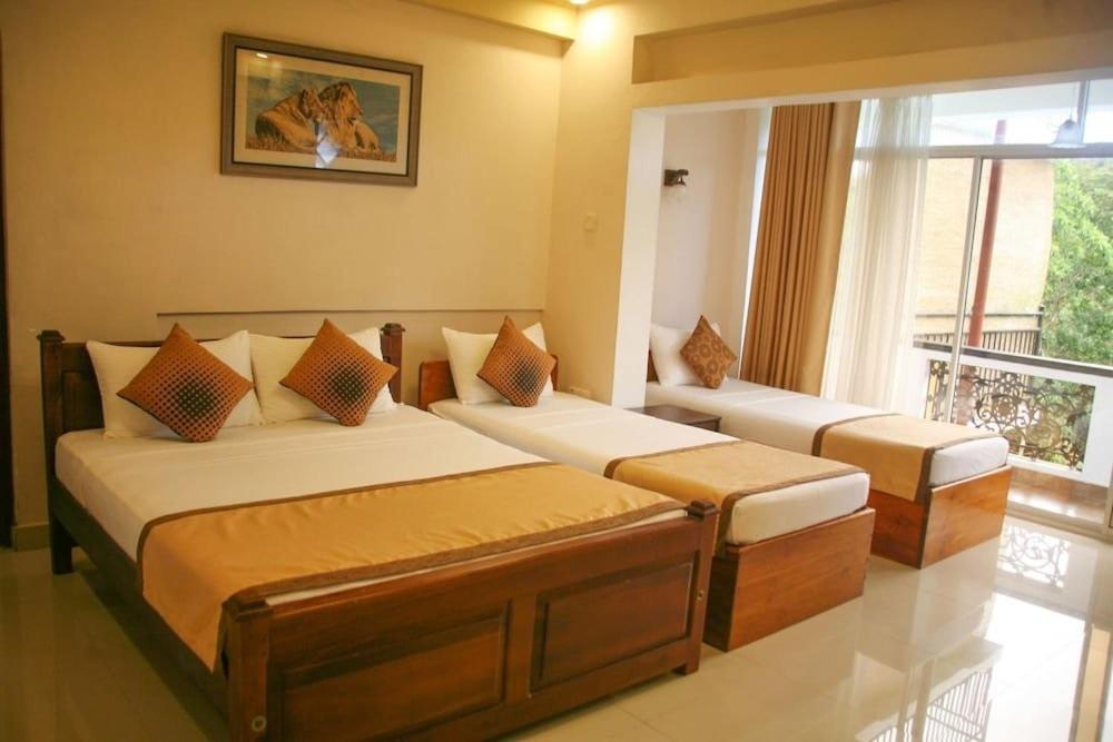 Oyo Kings Hotel Katunayaka Bagian luar foto