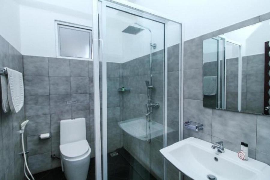 Oyo Kings Hotel Katunayaka Bagian luar foto