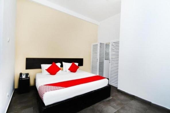 Oyo Kings Hotel Katunayaka Bagian luar foto